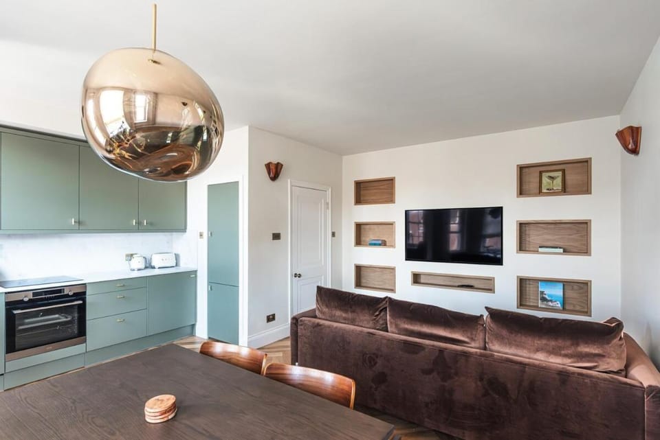 Modern Comfort 1 Bedroom Apartment by Hyde Park Apartment in City of Westminster