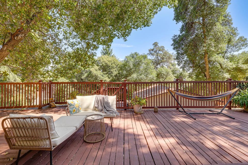 WFH-Friendly Retreat Less Than 1 Mi to Clear Lake! House in Clear Lake