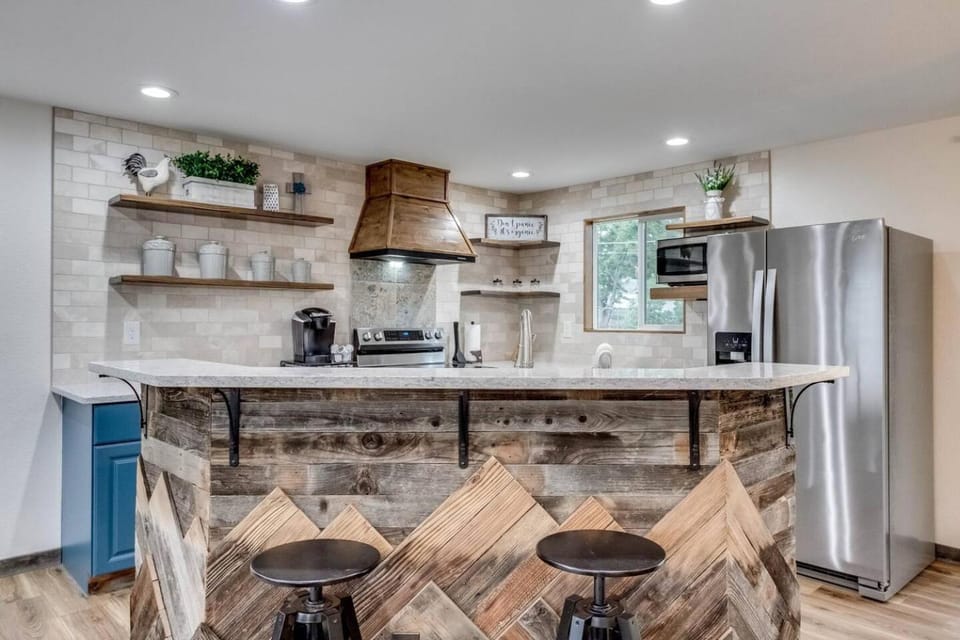 Coffee/tea facilities, Decorative detail, Dining area, microwave, oven, stove, kitchen