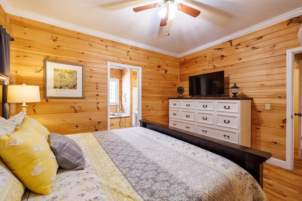 Bed, TV and multimedia, Bedroom