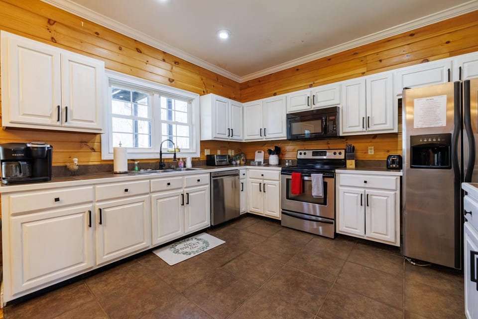 Coffee/tea facilities, dishwasher, microwave, oven, stove, kitchen