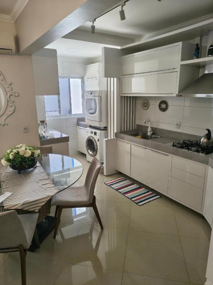 Apartamento aconchegante com ar, secadora e adega Apartment in State of Santa Catarina