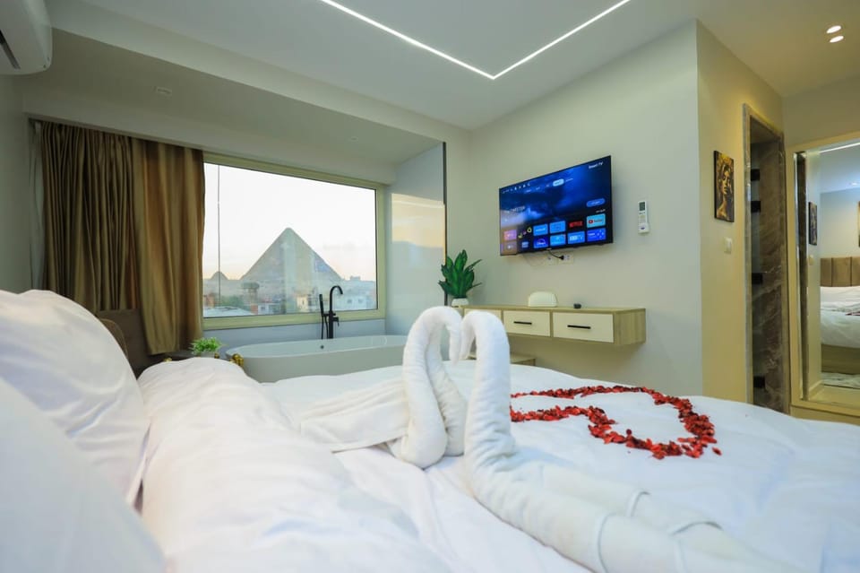 Bed, TV and multimedia, Photo of the whole room, Bedroom, towels