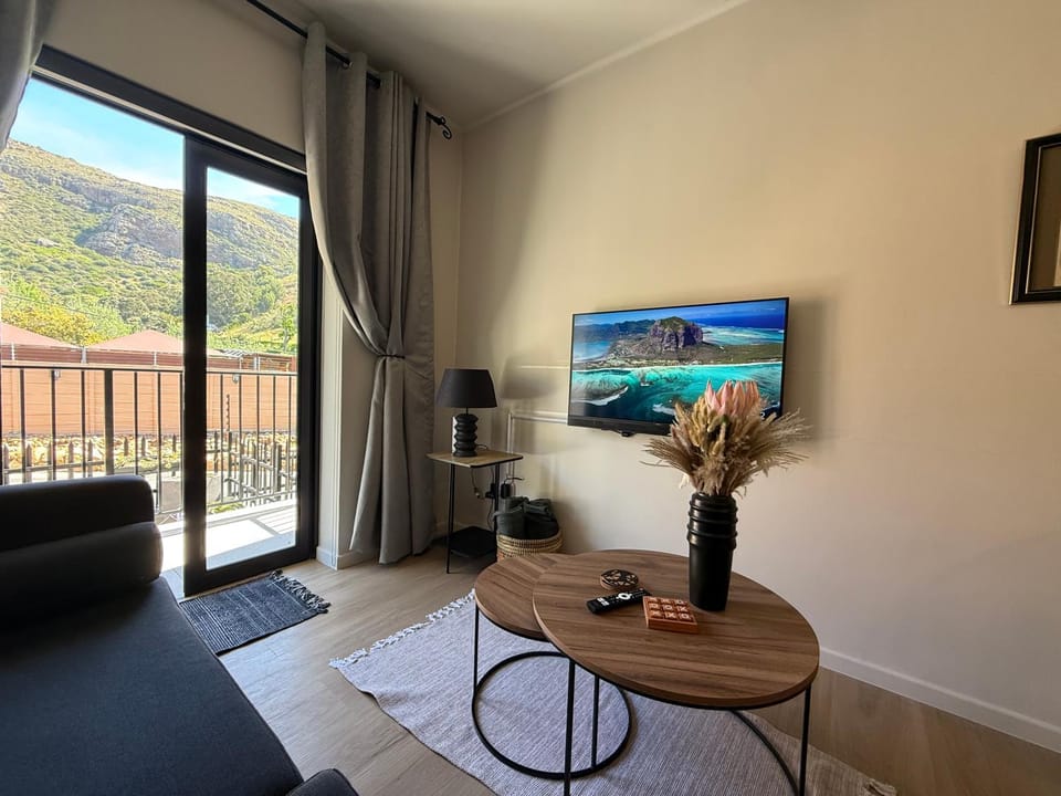 TV and multimedia, Living room, Evening entertainment, Mountain view