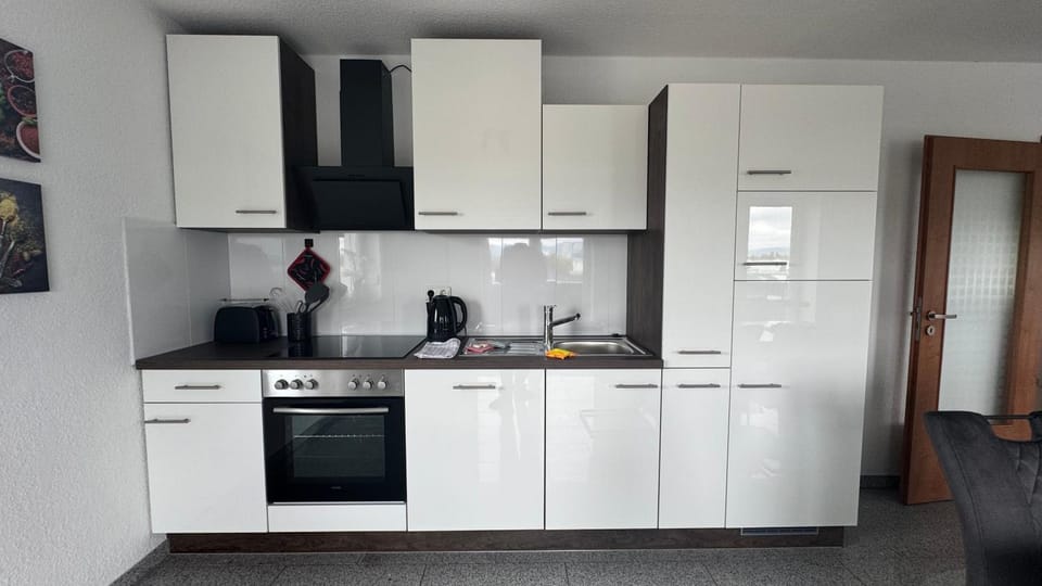 Coffee/tea facilities, Kitchen or kitchenette, dishwasher, oven, stove, toaster