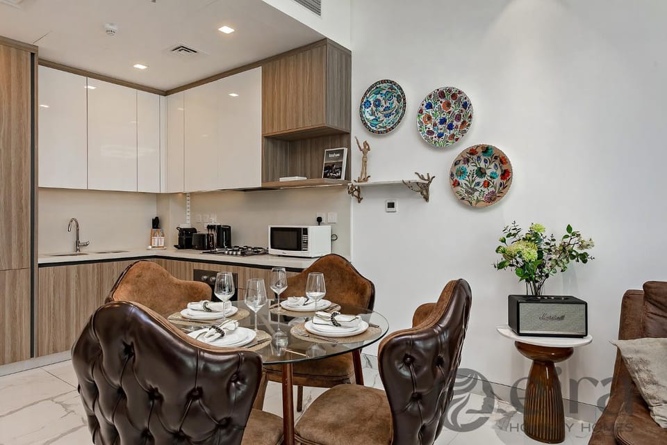 Coffee/tea facilities, Kitchen or kitchenette, Seating area, Dining area, stove, toaster