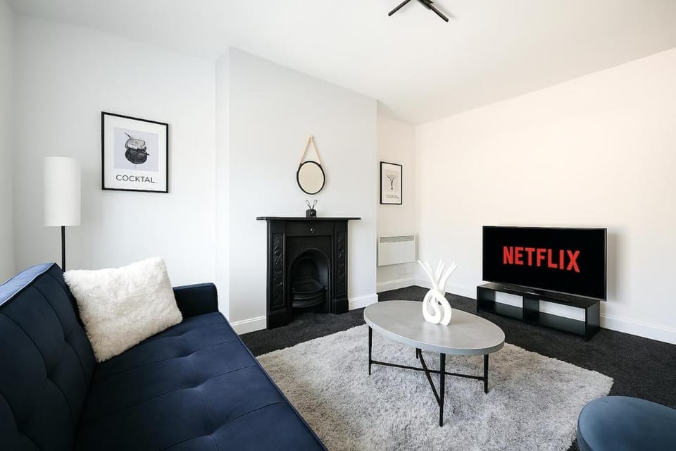 TV and multimedia, Seating area, fireplace