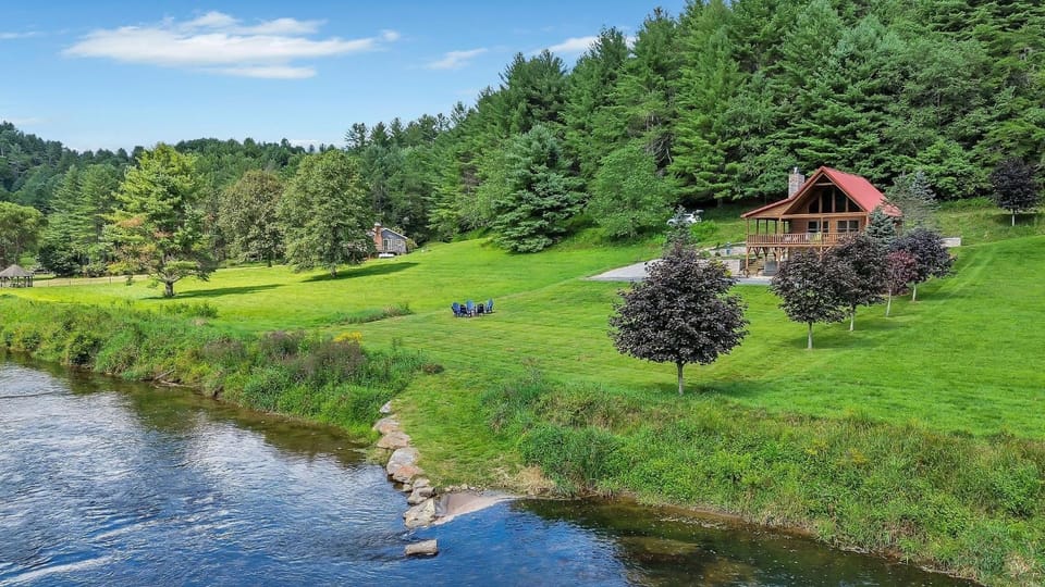 Cabin on New River, Fire Pit, Dogs OK, Hot Tub with VIEWS - Sleeps 10 Cabin in North Carolina