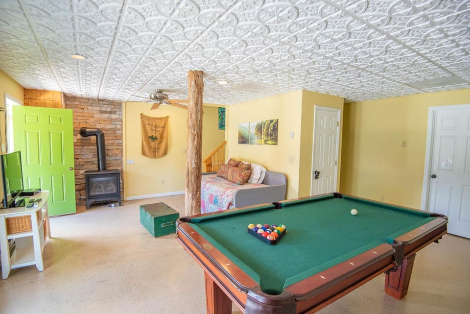 Cabin on New River, Fire Pit, Dogs OK, Hot Tub with VIEWS - Sleeps 10 Cabin in North Carolina
