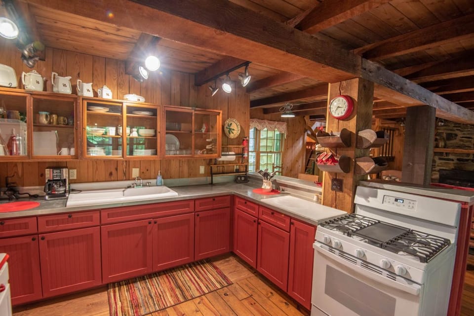 Secluded & Charming 3 Bed Cabin, Dogs OK, 20 mins to W Jefferson Cabin in North Carolina