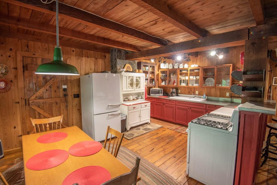 Secluded & Charming 3 Bed Cabin, Dogs OK, 20 mins to W Jefferson Cabin in North Carolina