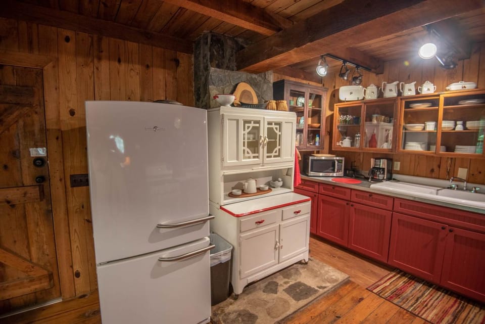Secluded & Charming 3 Bed Cabin, Dogs OK, 20 mins to W Jefferson Cabin in North Carolina
