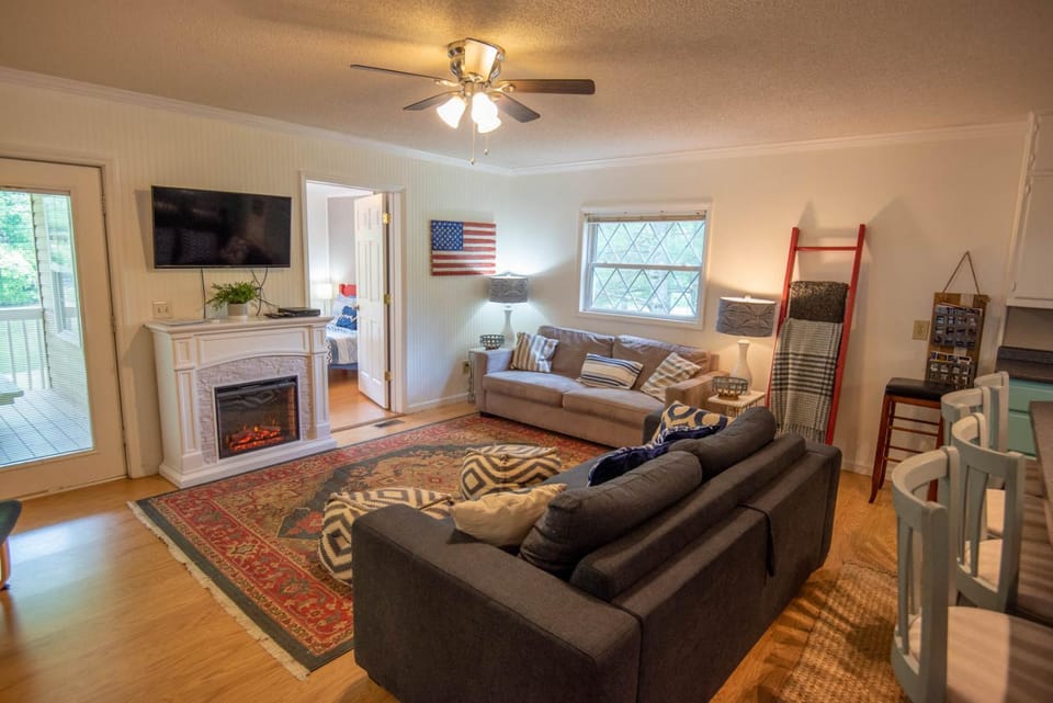 2Bd Riverfront with Expansive Outdoor Space, River Access, Fire Pit House in North Carolina