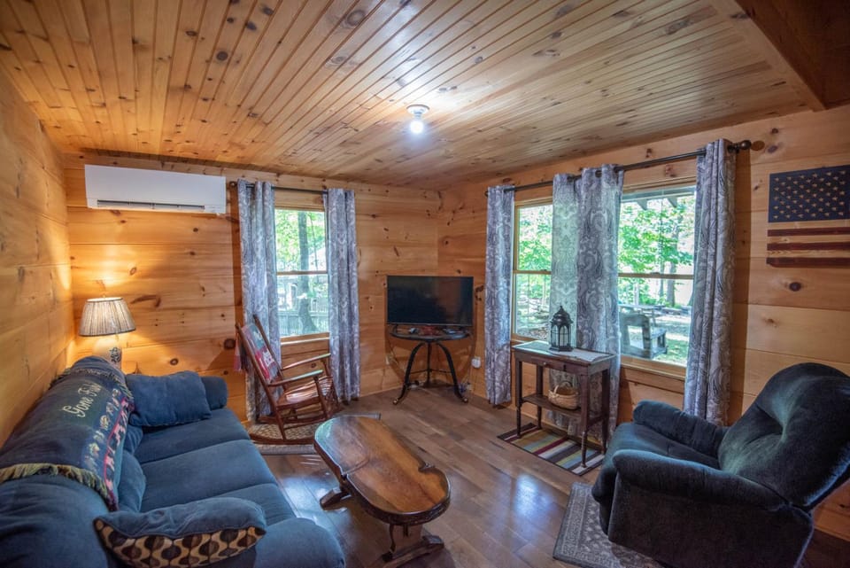 One of a kind 3bd Cabin on the New River- Sleeps 6 Cabin in North Carolina