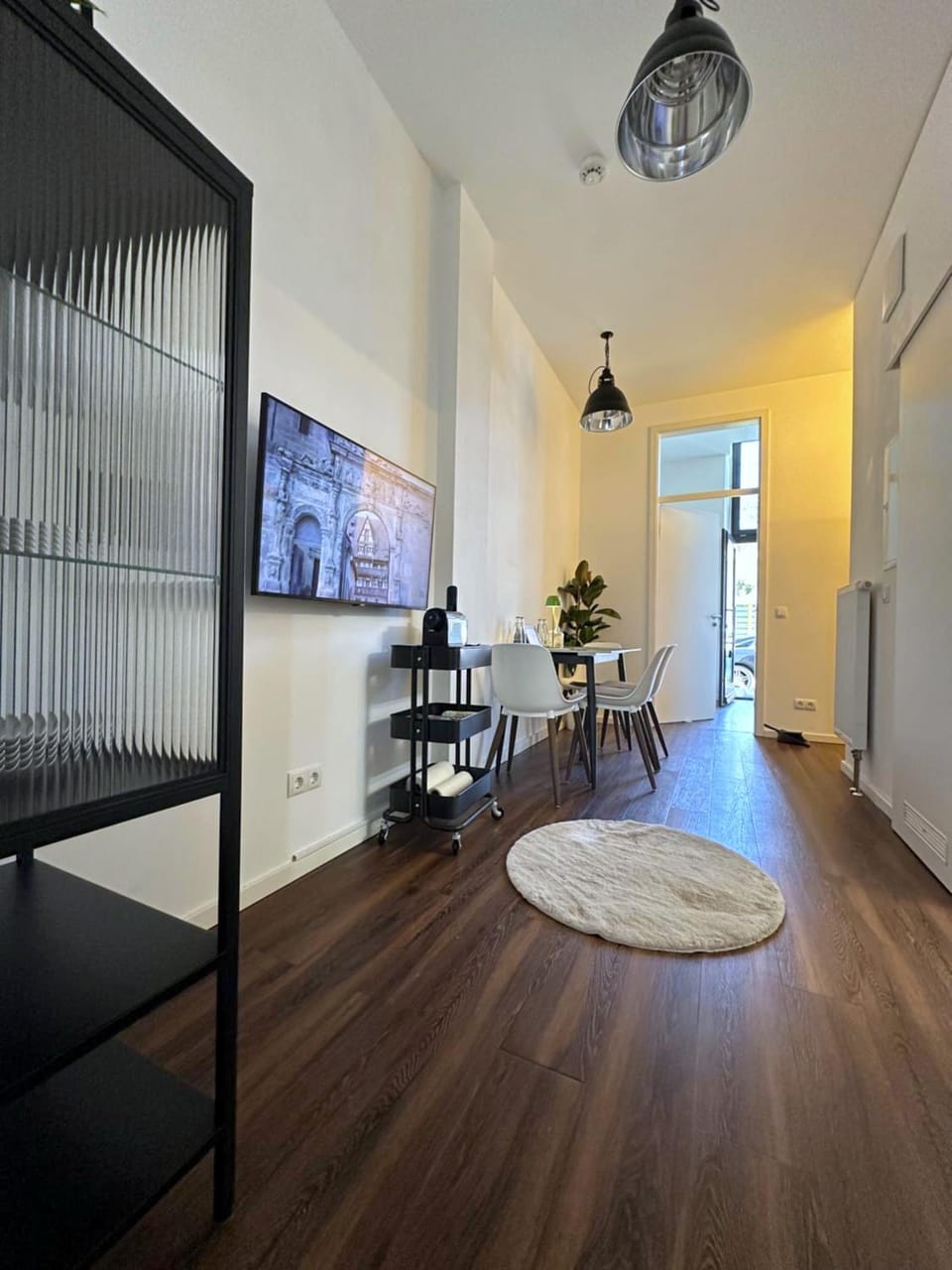 TV and multimedia, Seating area, Dining area