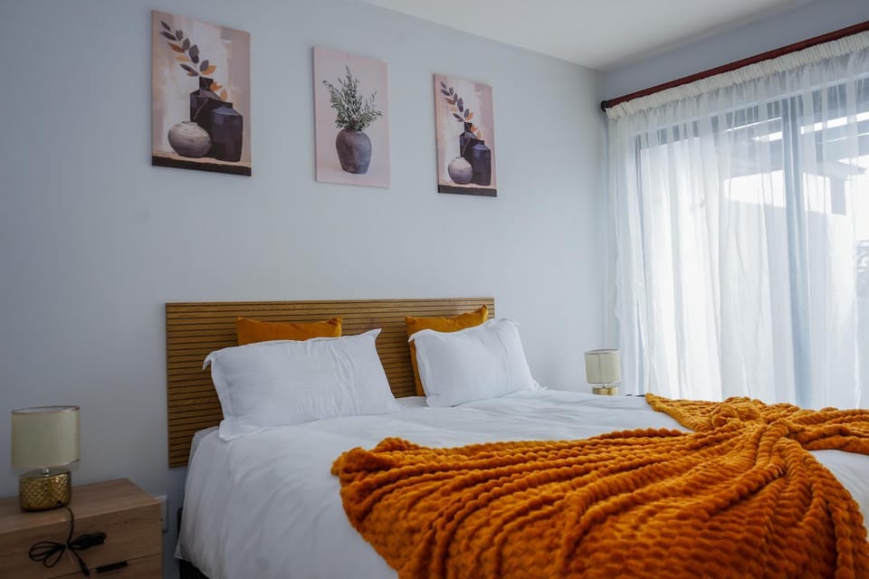 Modern 1BR Flat - Near Canal Walk Apartment in Cape Town