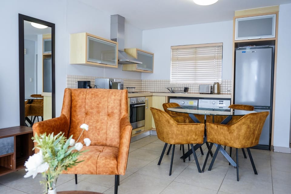 Modern 1BR Flat - Near Canal Walk Apartment in Cape Town