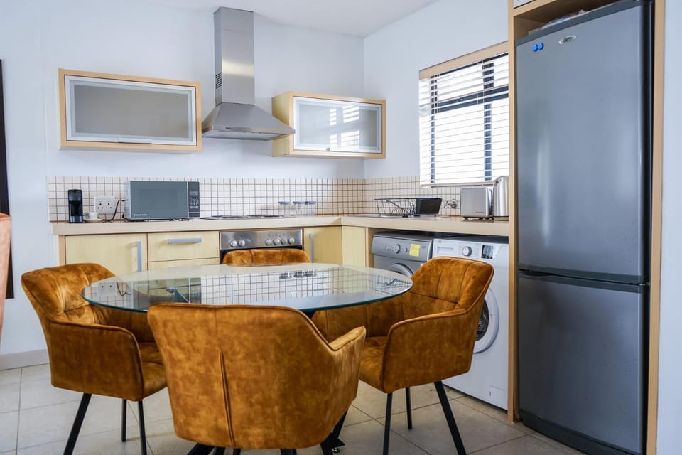 Modern 1BR Flat - Near Canal Walk Apartment in Cape Town