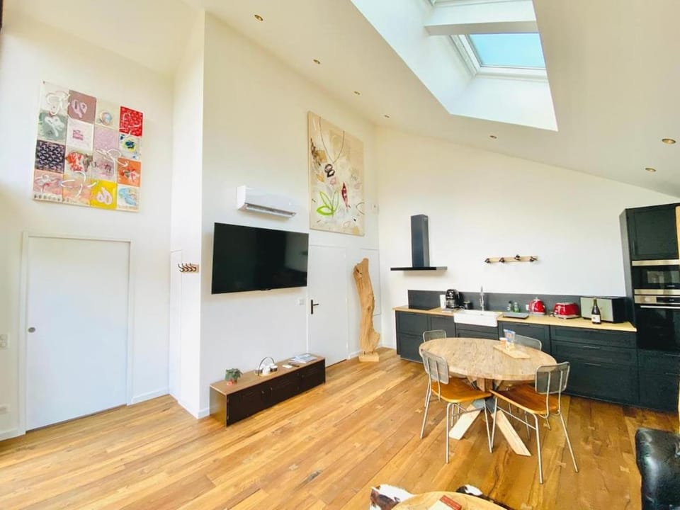 Loft arty à 800 mètres de la mer avec jacuzzi Villa in Normandy
