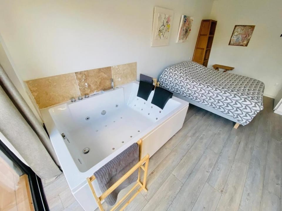 Loft arty à 800 mètres de la mer avec jacuzzi Villa in Normandy