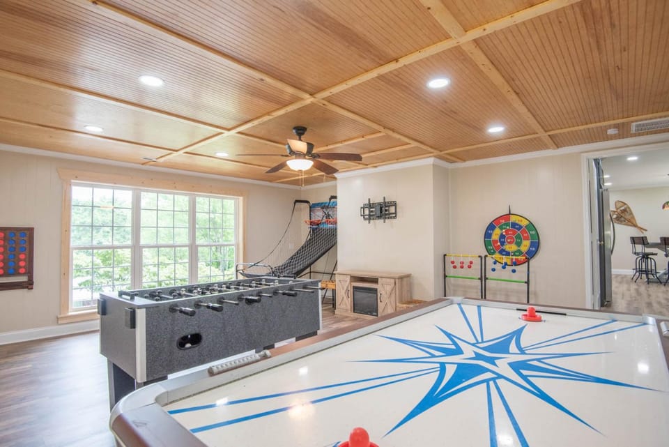 West Jefferson 3Bd- Hot Tub, Dogs Welcome, Fire Pit & More House in North Carolina