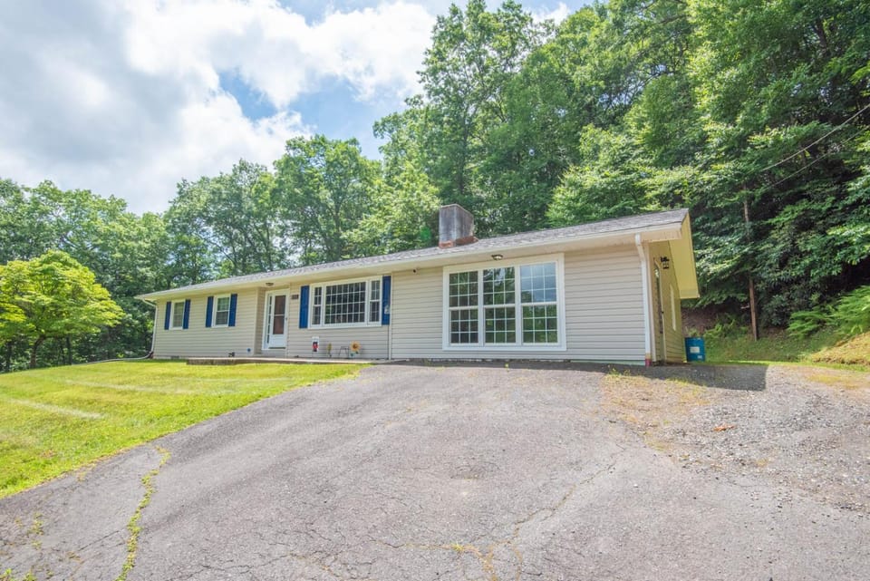 West Jefferson 3Bd- Hot Tub, Dogs Welcome, Fire Pit & More House in North Carolina