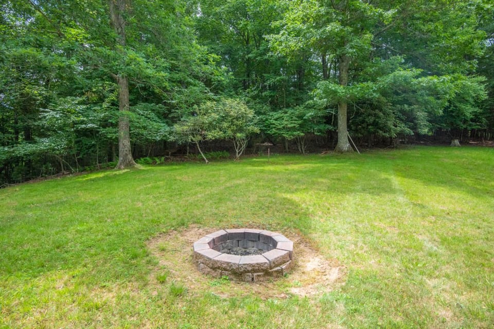 West Jefferson 3Bd- Hot Tub, Dogs Welcome, Fire Pit & More House in North Carolina