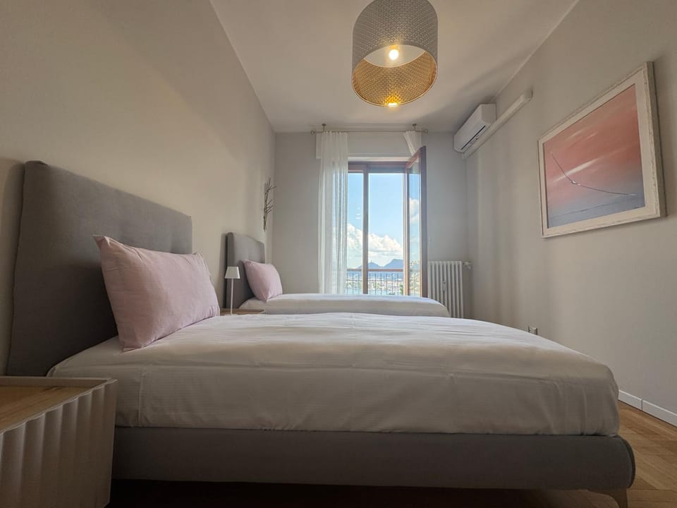 Photo of the whole room, Bedroom, air conditioner