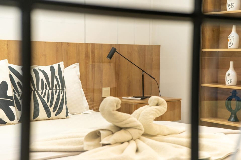Bed, towels