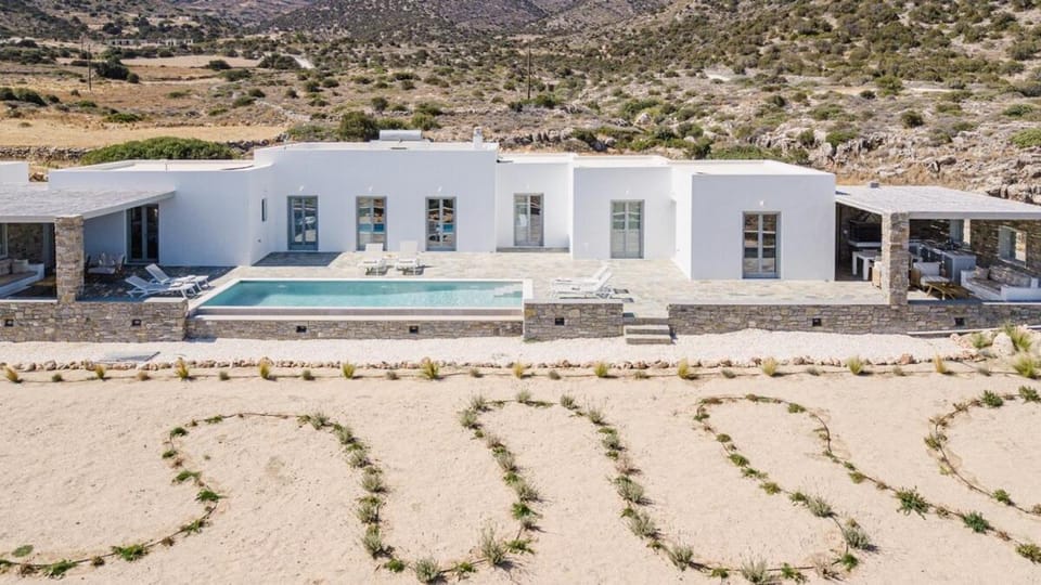 Property building, Day, Natural landscape, Bird's eye view, Pool view, Swimming pool, sunbed