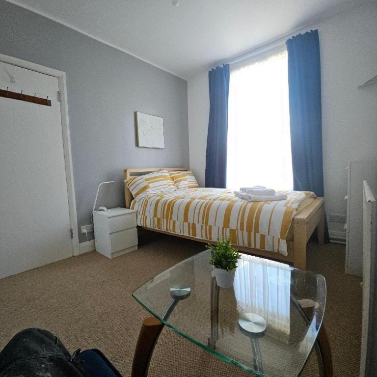 Central London Stay for 3 Bed and Breakfast in London Borough of Southwark