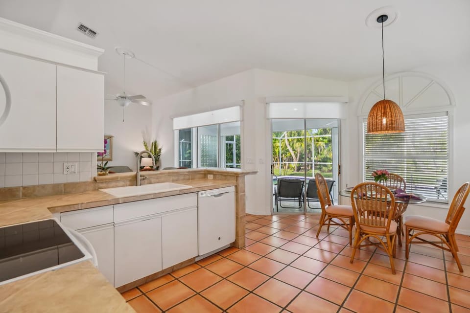 Relaxed Tropical NAPLES Retreat 5 mi to Beach home House in Collier County