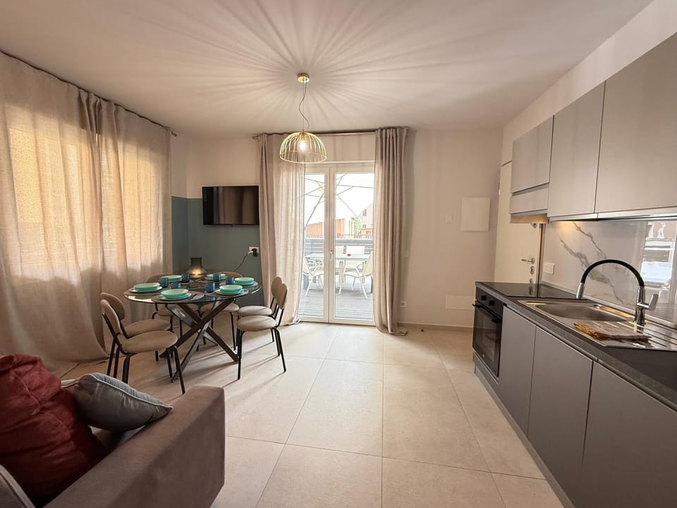 TV and multimedia, Kitchen or kitchenette, Living room, Seating area, Dining area, stove