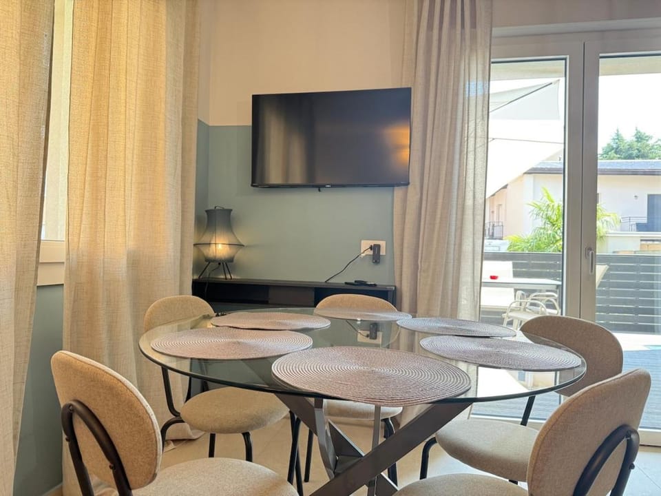 TV and multimedia, Living room, Seating area, Dining area