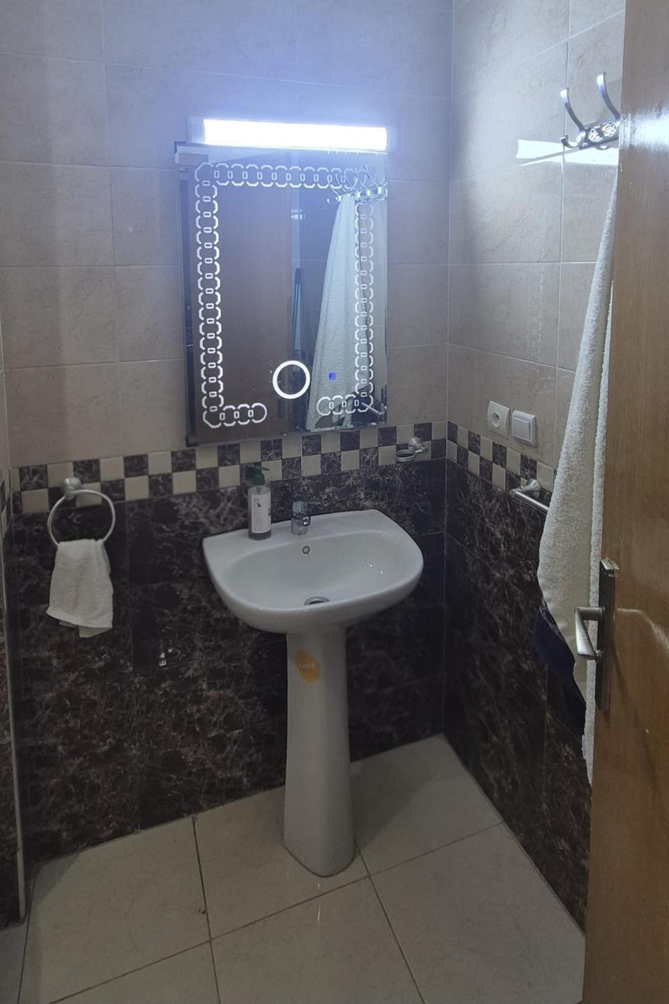 Familial, 3 Chambres , Salon, Séjour, Fibre Optique, Ascenseur, IPTV Apartment in Tangier