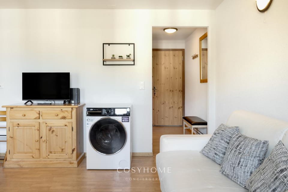 Communal lounge/ TV room, TV and multimedia, Living room, Seating area, washing machine