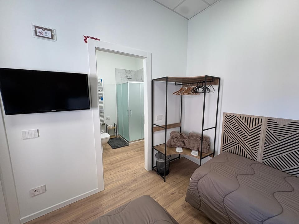 TV and multimedia, Photo of the whole room, Bedroom, wardrobe