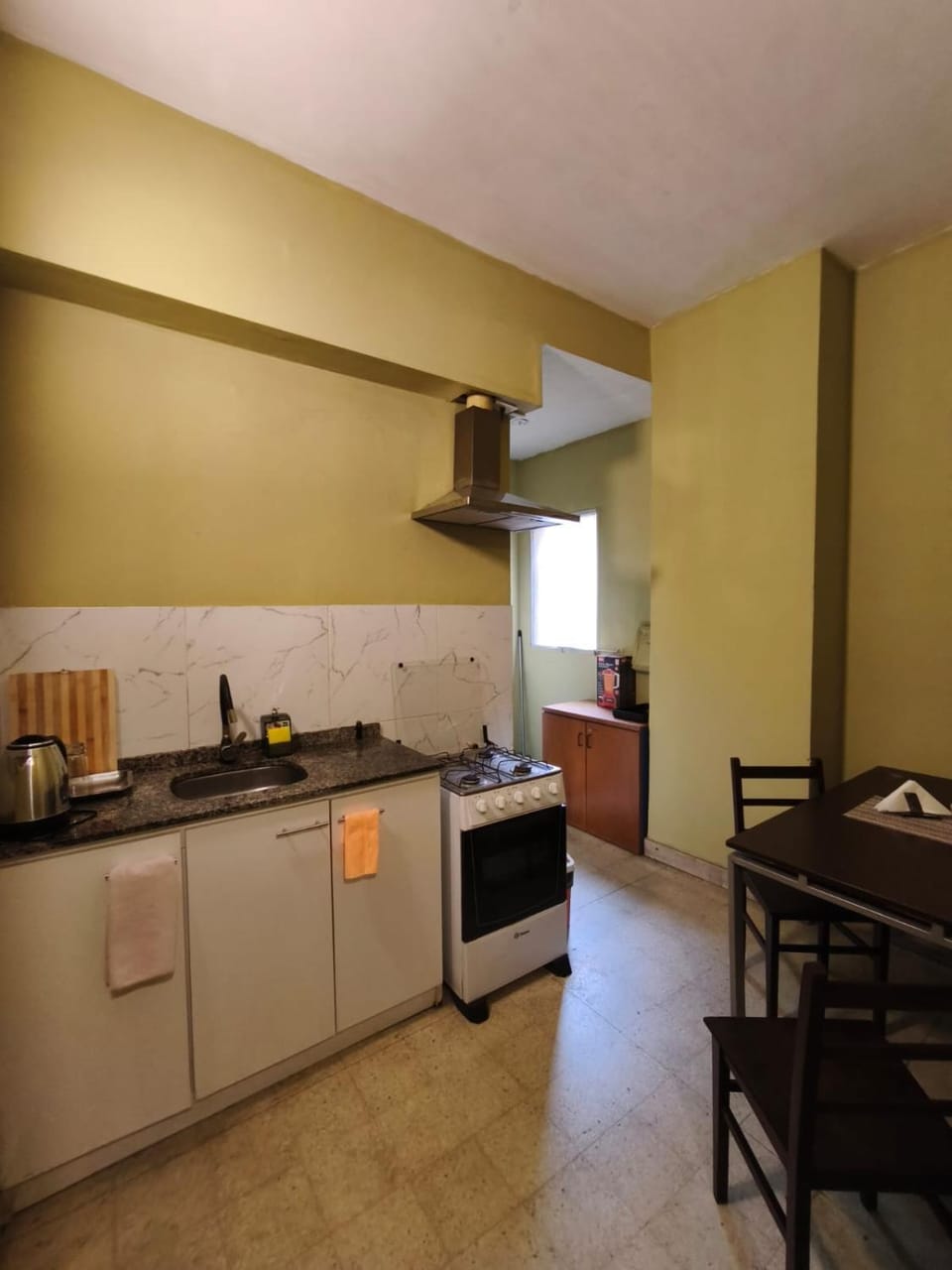 Coffee/tea facilities, Kitchen or kitchenette, Dining area, oven, stove