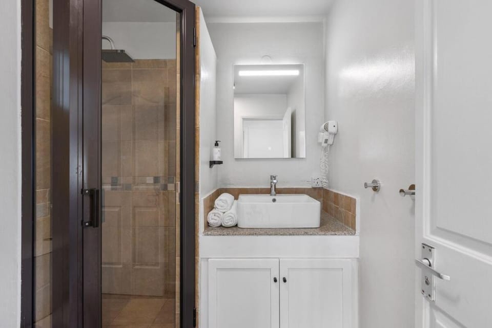 Grand Sahāna 10 - 1BR Beachfront Apartment - Work from Paradise - Digital Nomad Apartment in Trou-aux-Biches