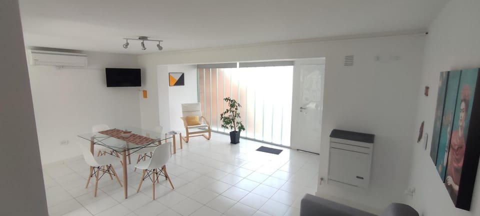Communal lounge/ TV room, TV and multimedia, Living room, Seating area, Dining area, Evening entertainment, air conditioner