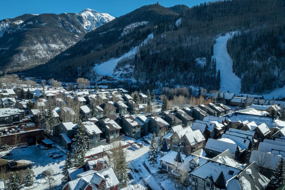 Nearby landmark, Neighbourhood, Bird's eye view, Winter, Mountain view