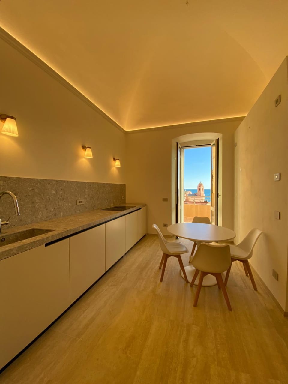 Kitchen or kitchenette, Dining area