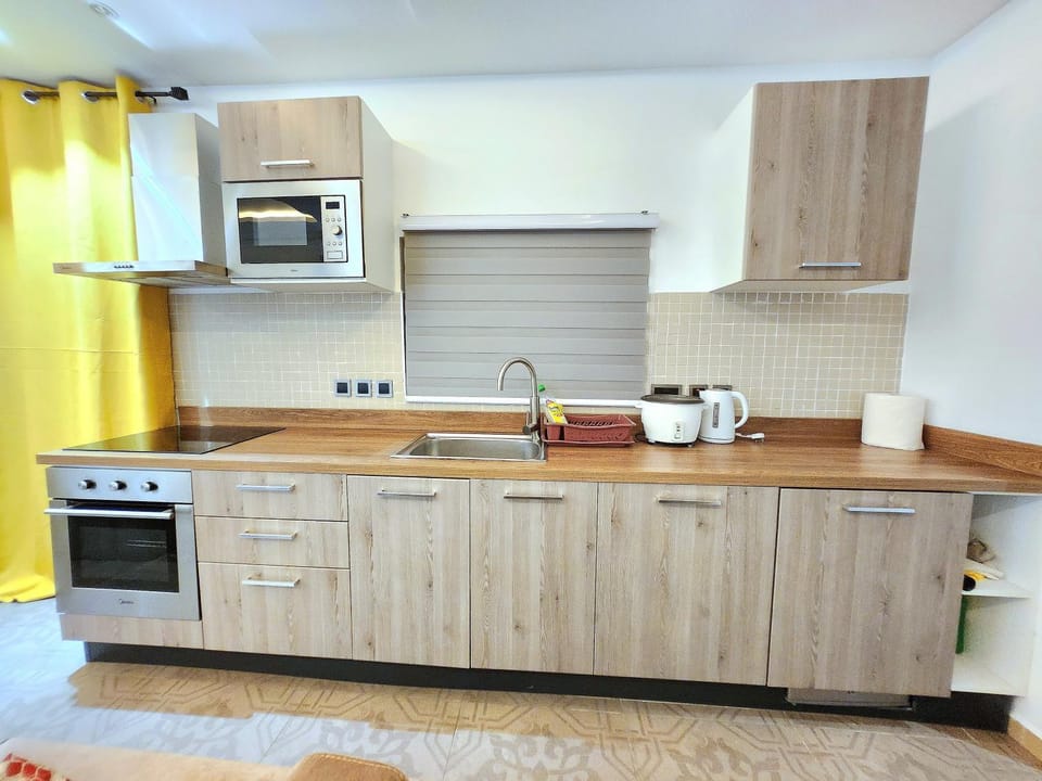 Coffee/tea facilities, Kitchen or kitchenette, dishwasher, oven, stove, toaster