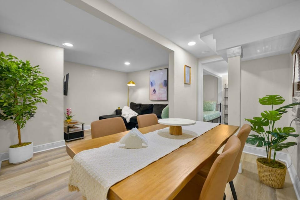 Cozy 2BR Retreat w/ Outdoor Deck Apartment in St Petersburg