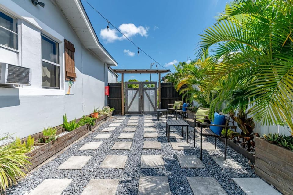 Remodeled 2BR Apartment w/ Garden Deck Apartment in St Petersburg
