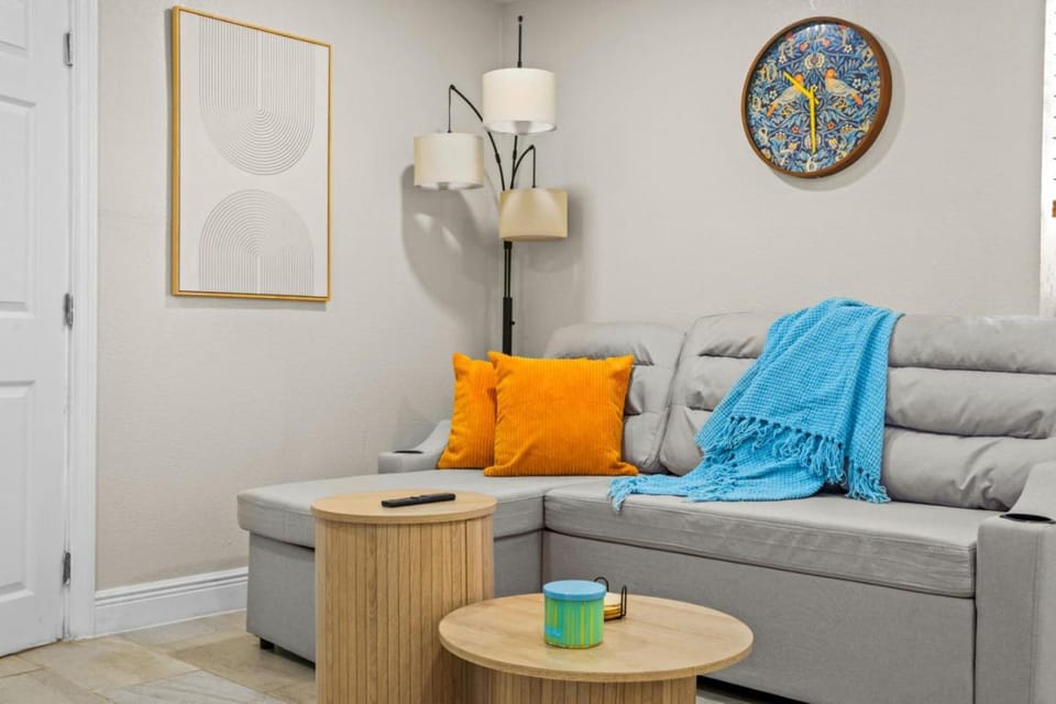 Remodeled 2BR Apartment w/ Garden Deck Apartment in St Petersburg