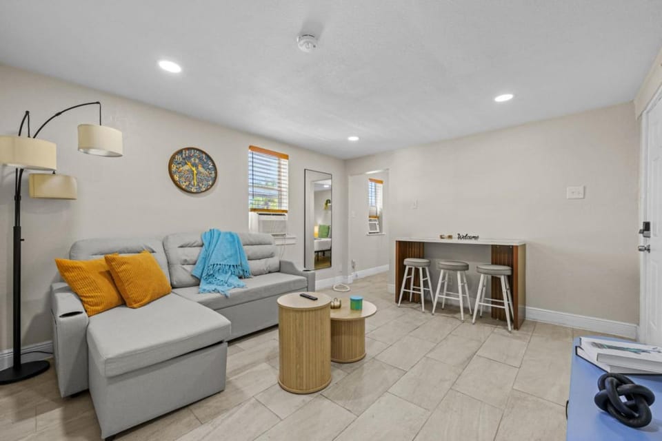 Remodeled 2BR Apartment w/ Garden Deck Apartment in St Petersburg