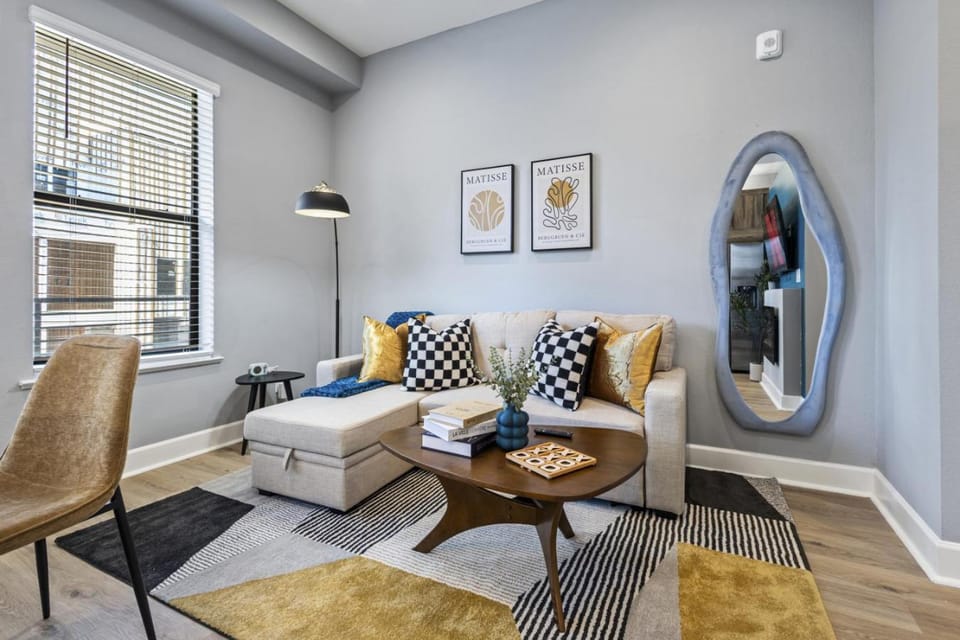 Trendy 1BR w 10ft Ceilings FREE Parking Pet Friendly Apartment in Dallas