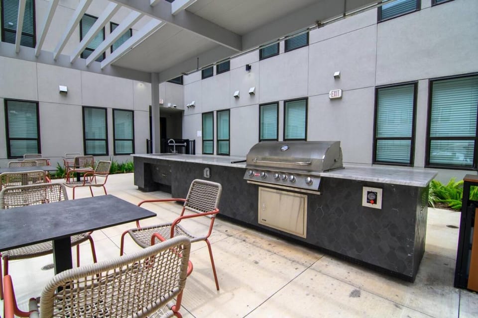 Stylish New Studio DT - Pool, Gym - Rooftop Lounge House in Houston