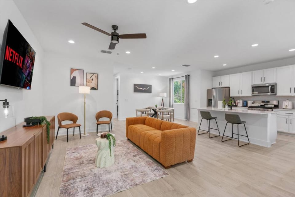 Kitchen or kitchenette, Living room